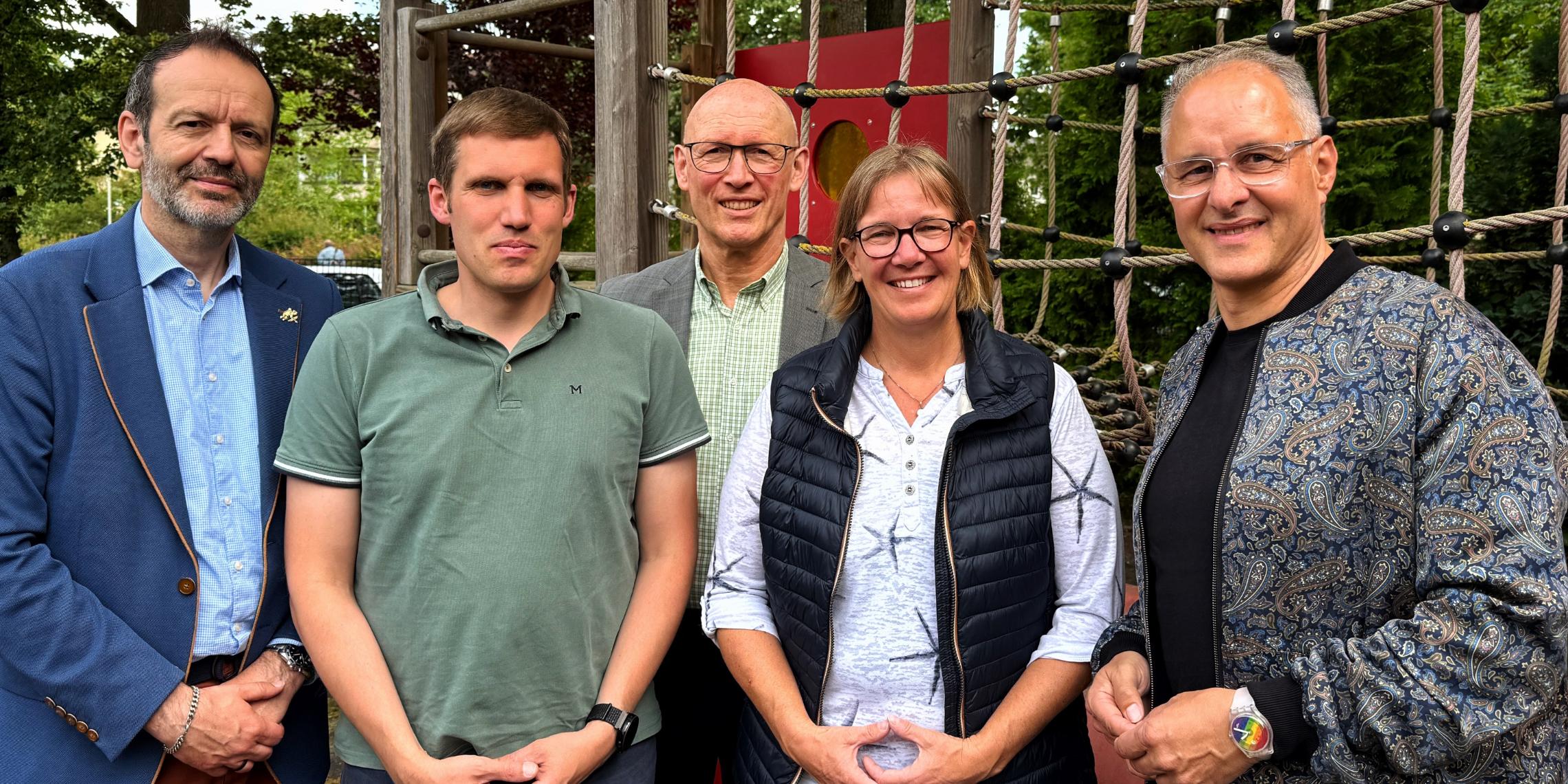Fröhliche Gesichter nach der Vertragsunterzeichnung. Von links nachts rechts zu sehen: Peter Bernards (Kirchenvorstand), Sascha Kisters (Kirchenvorstand), Markus Höyng (Leitender Pfarrer), Katja Weich (Kita-Leitung), Bernd Siebertz (Kleiner Muck e.V.).