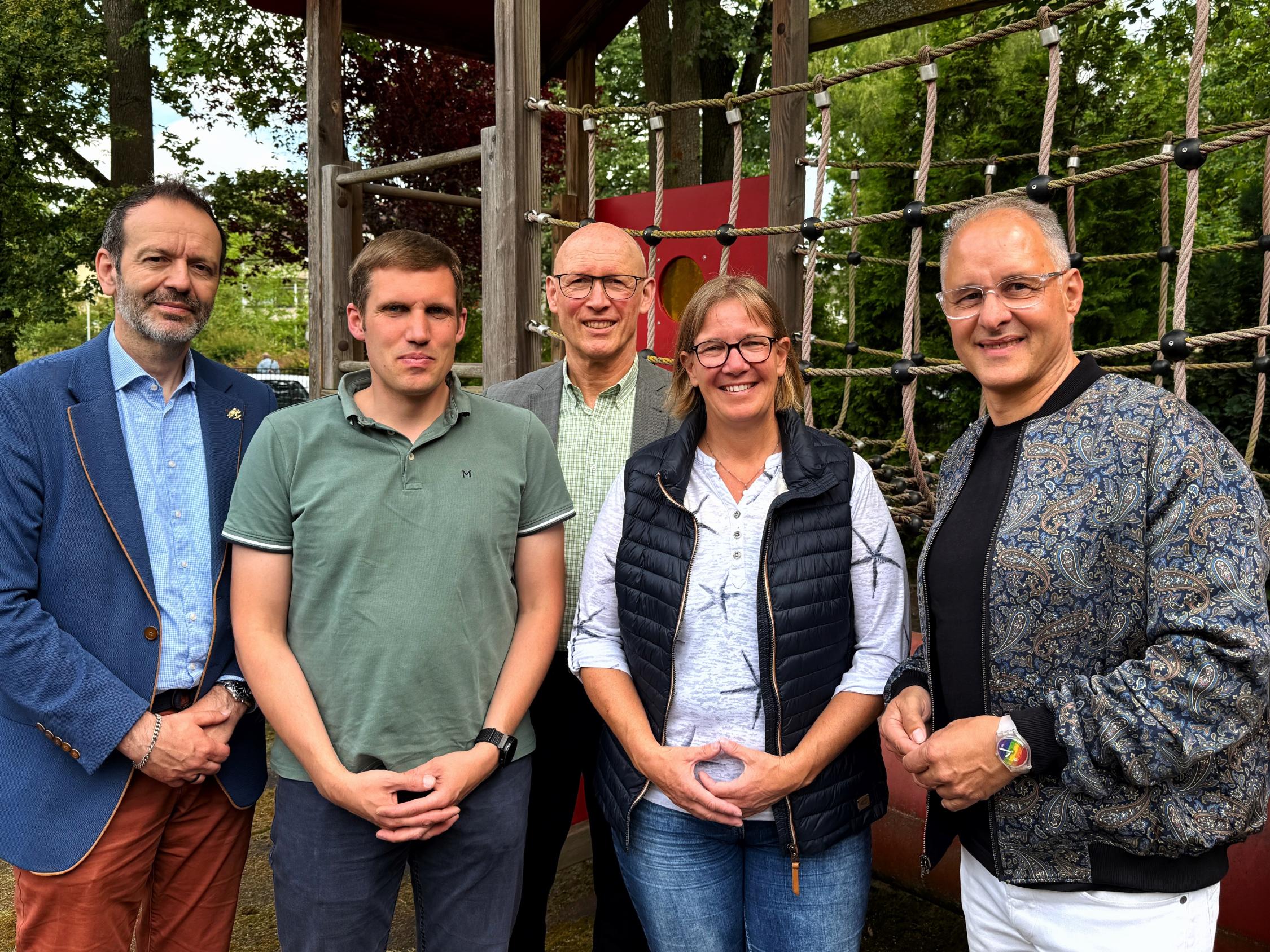 Fröhliche Gesichter nach der Vertragsunterzeichnung. Von links nachts rechts zu sehen: Peter Bernards (Kirchenvorstand), Sascha Kisters (Kirchenvorstand), Markus Höyng (Leitender Pfarrer), Katja Weich (Kita-Leitung), Bernd Siebertz (Kleiner Muck e.V.).