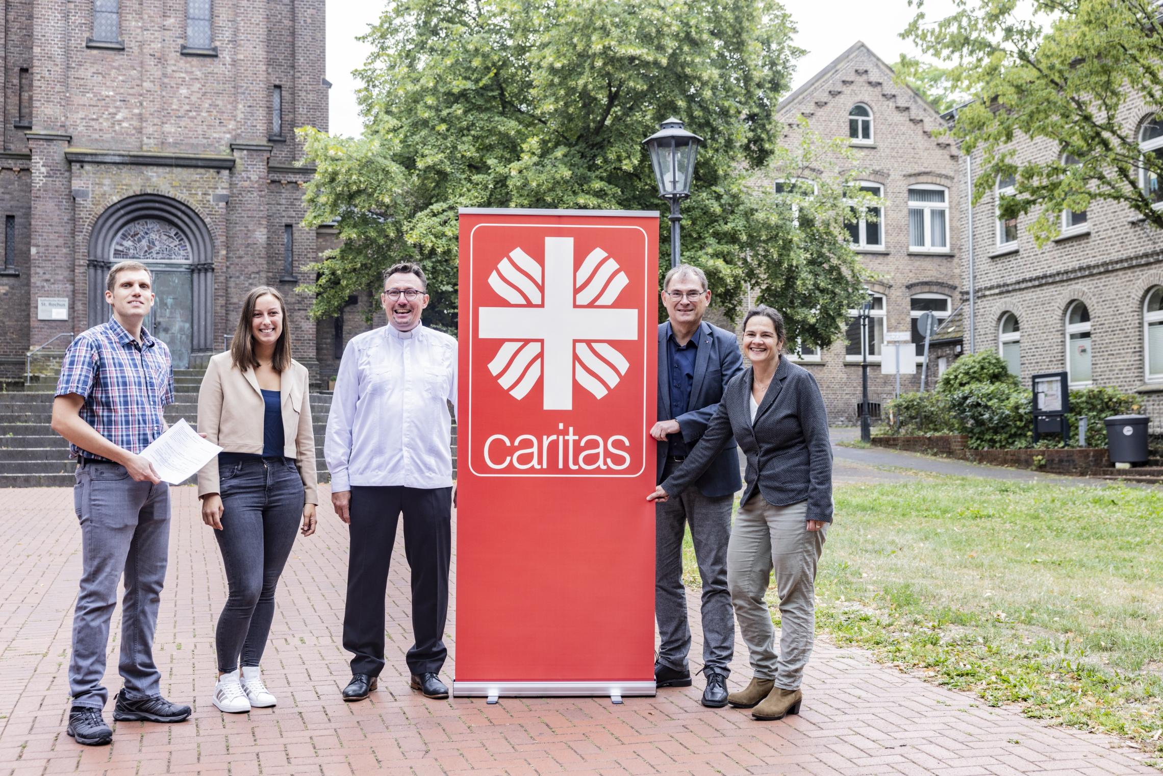 v.l.n.r.: Sascha Kisters (Vertreter des Kirchenvorstandes), Carolina Schrage (stellv. Einrichtungsleiterin Prälat-Schleich-Haus), Pfarrer Jörg Harth, Caritasdirektor Jean-Pierre Schneider, Munirae Gharevi-Kox (Projektleiterin Bonner Offensive zur Überwindung der Wohnungslosigkeit)